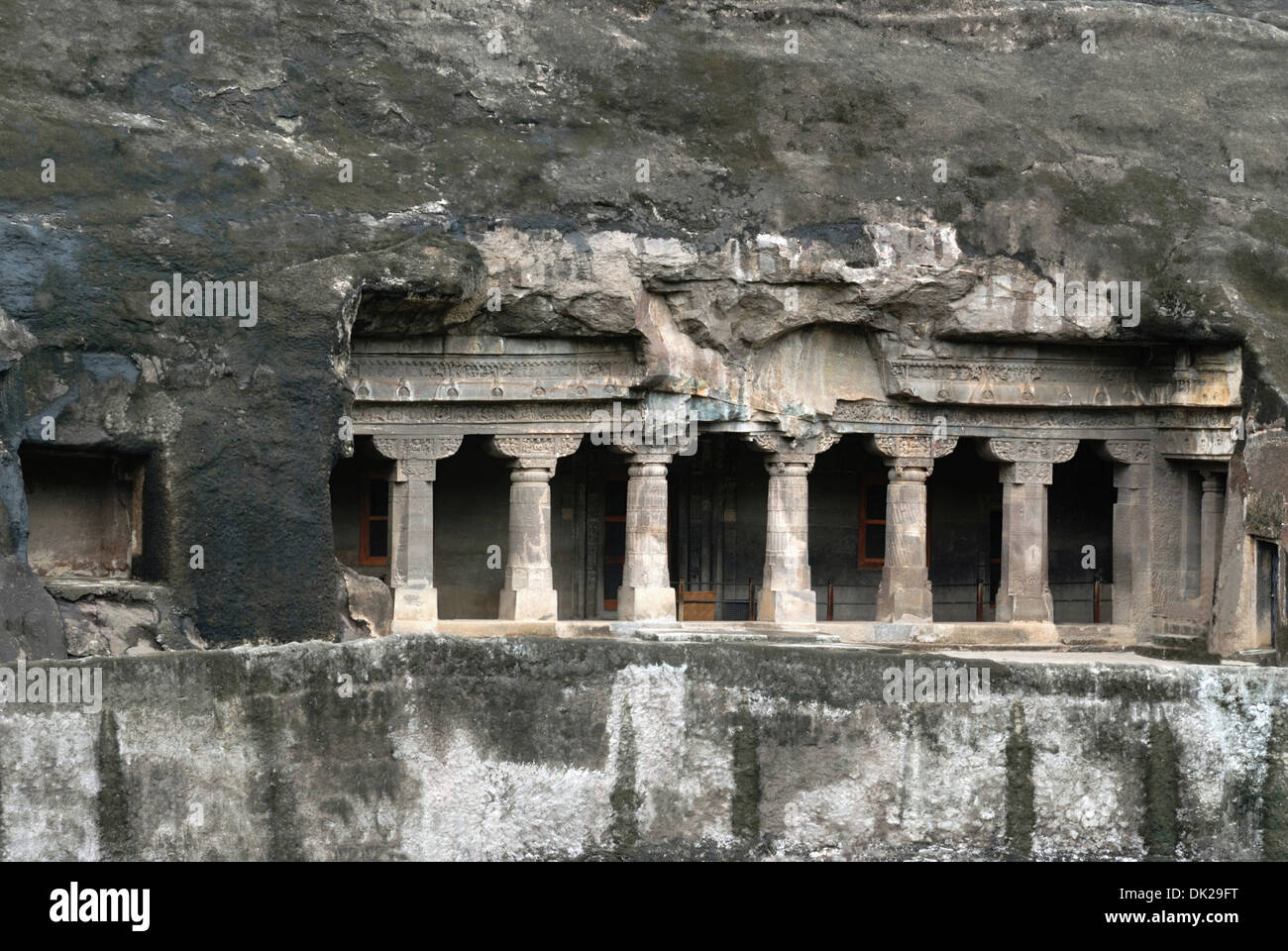 La grotte 1 : vue générale de la façade. Grottes d'Ajanta, Aurangabad, Maharashtra, Inde Banque D'Images