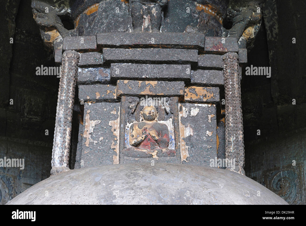 Cave 19 : Vue rapprochée - Harmika avec un petit bouddha assis figure dans le Padmasana. Grottes d'Ajanta, Aurangabad, Maharashtra, Inde Banque D'Images