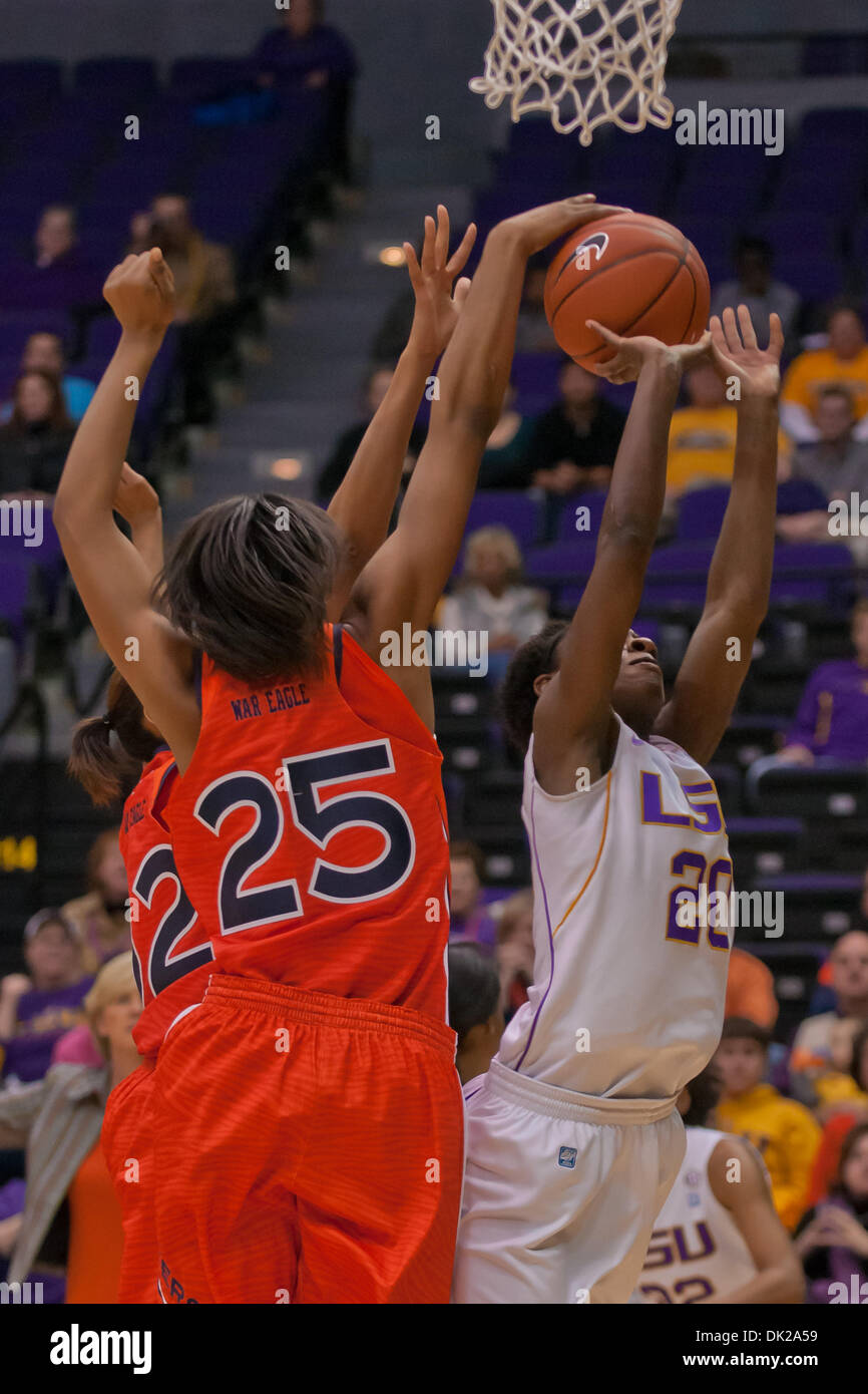 10 février 2011 - Baton Rouge, Louisiane, États-Unis d'Amérique - Auburn Tiger Jassany avant Williams (25) bloque un tir de LSU Lady Tiger guard Destini Hughes (20) au cours du premier semestre. Défait LSU Auburn 55-52. (Crédit Image : © Joseph Bellamy/ZUMAPRESS.com) Southcreek/mondial Banque D'Images