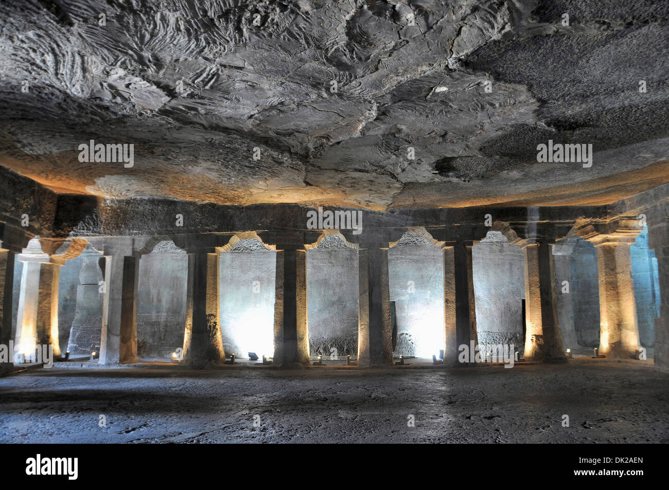 Cave non 4 : main hall. Piliers octogonaux ordinaire et simple pilier capitales. Grottes d'Ajanta, Aurangabad, Maharashtra, Inde Banque D'Images