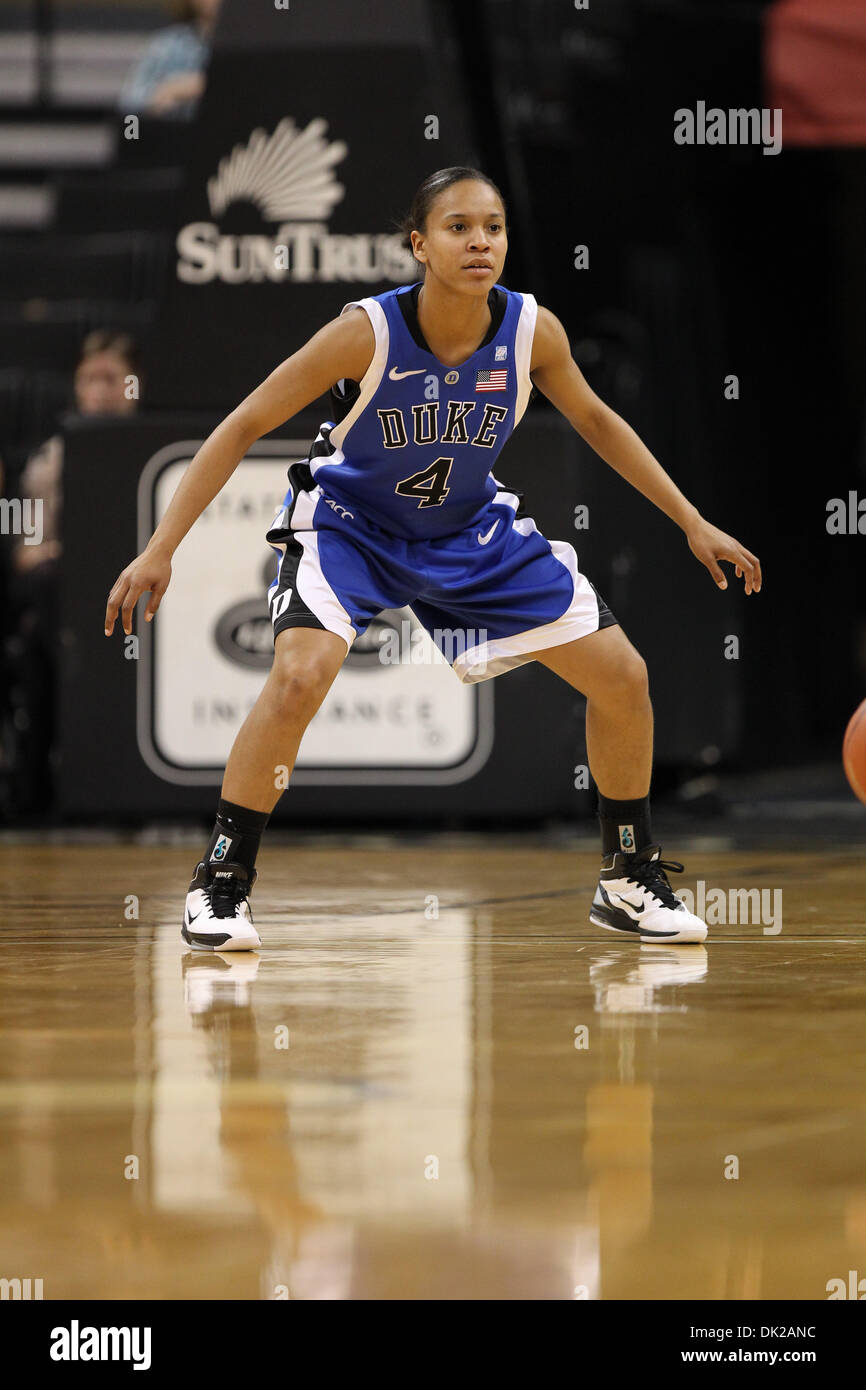 11 février 2011 - Winston-Salem, Caroline du Nord, États-Unis - Duc guard Chloe Wells (4) sur la défense contre service. Duc gagne 82-39. (Crédit Image : © Jim Dedmon/ZUMAPRESS.com) Southcreek/mondial Banque D'Images