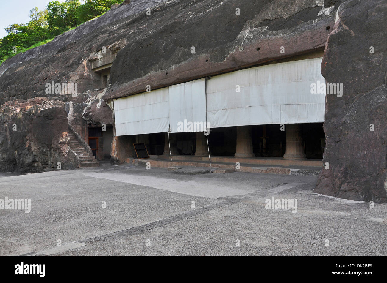 Façade : 2 Cave Monastery. Plan Standard avec véranda, véranda, vestibule, hall et sanctum. Grottes d'Ajanta, Aurangabad, Maharashtra Banque D'Images
