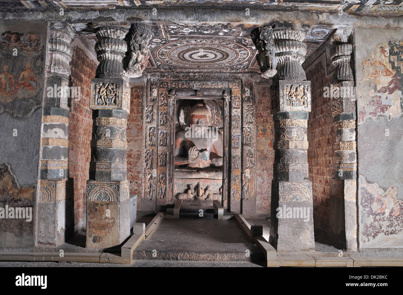 Cave 2 : Sanctum - dans l'enseignement de Bouddha. Grottes d'Ajanta, Aurangabad, Maharashtra, Inde Banque D'Images
