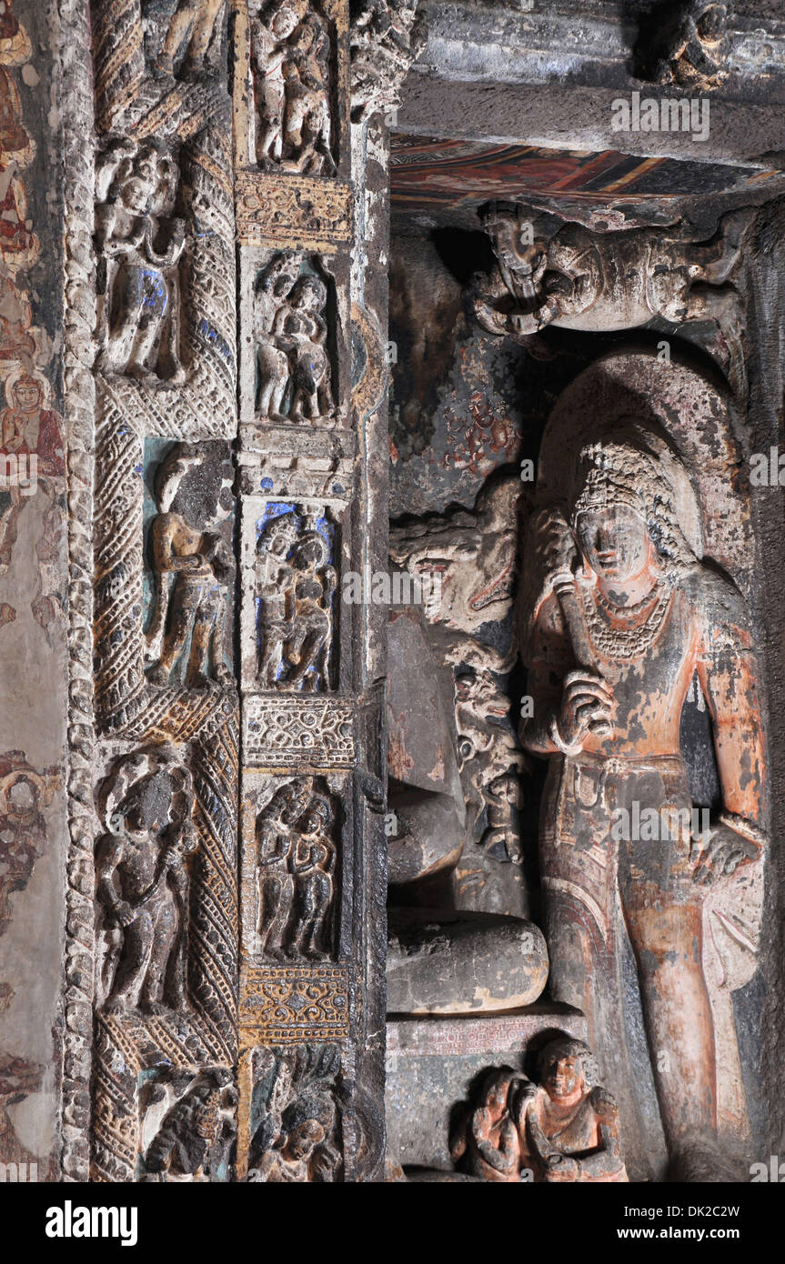 Cave 2 : Coordonnées de la partie gauche de la porte indiquant l'article nagaraja et couples amoureux. Ajanta Caves, Aurangabad, Inde Banque D'Images