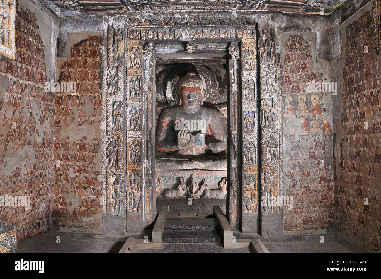 Cave 2 : Sanctum - dans l'enseignement de Bouddha. Grottes d'Ajanta, Aurangabad, Maharashtra, Inde Banque D'Images