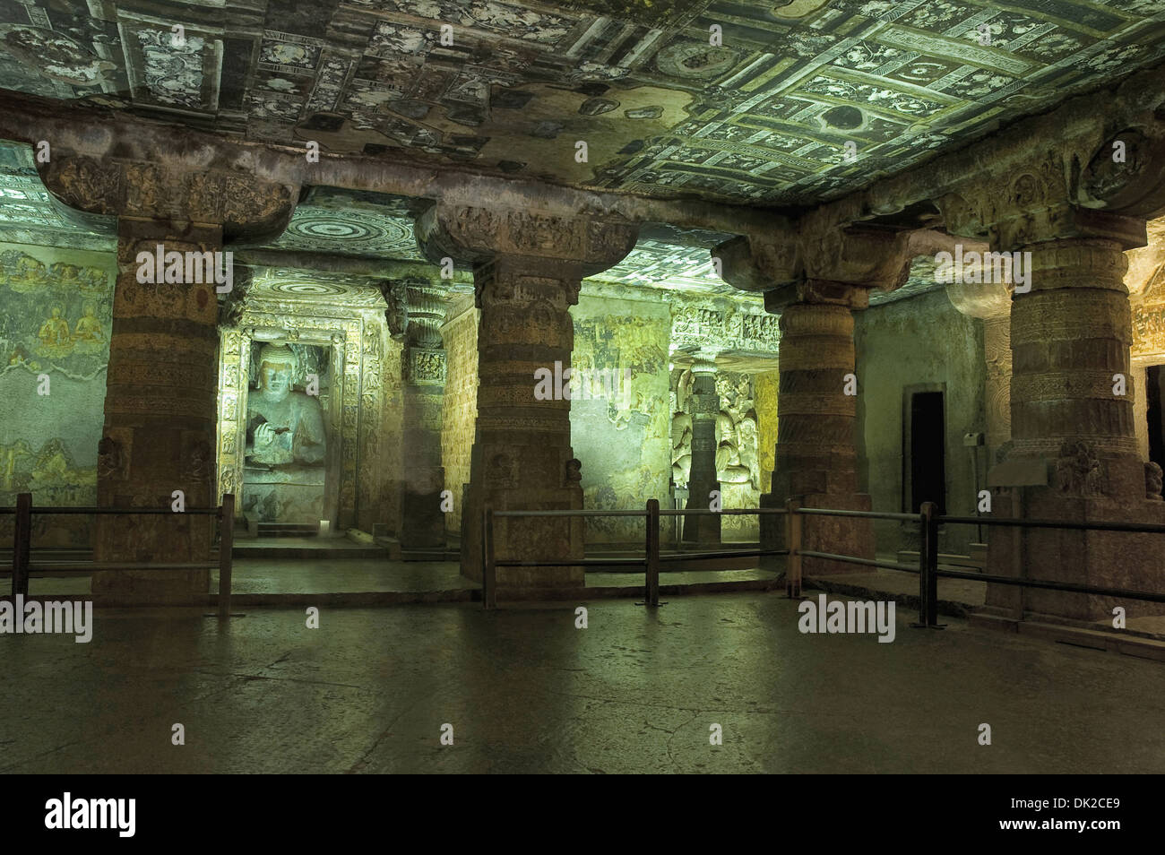 Cave 2 : Main Hall montre Bouddha dans le temple principal. Grottes d'Ajanta, Aurangabad, Maharashtra, Inde Banque D'Images