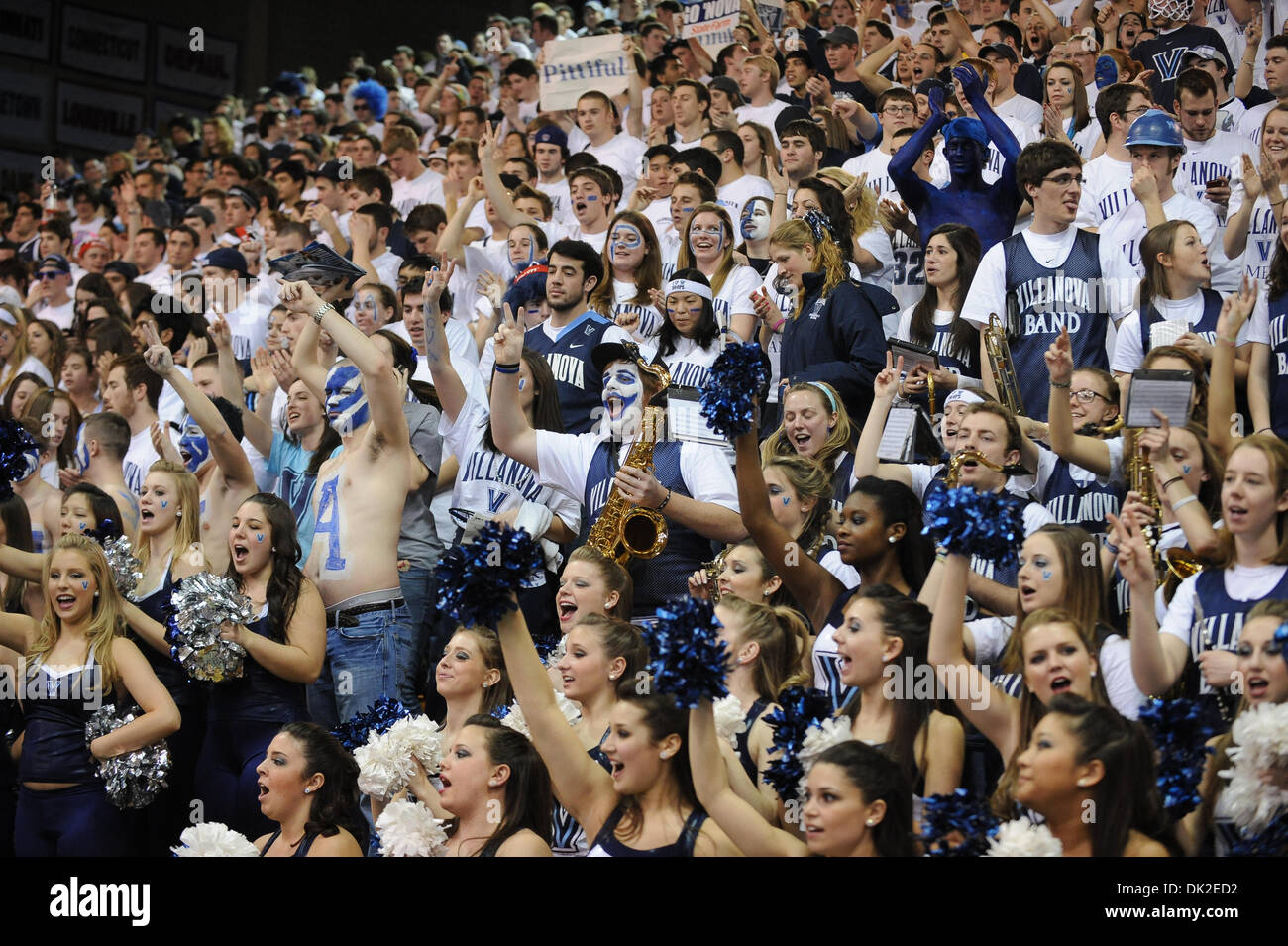 12 février 2011 - Villanova, New York, États-Unis - la Villanova section des élèves avant le début du jeu. Dans une grande bataille de l'est # 9 # 4 Pittsburgh mène Villanova à mi 27-23, dans un jeu qui se joue à l'Pavillion de Villanova, Mississippi (crédit Image : © Mike Southcreek human life by Sylvester Graham/global/ZUMAPRESS.com) Banque D'Images