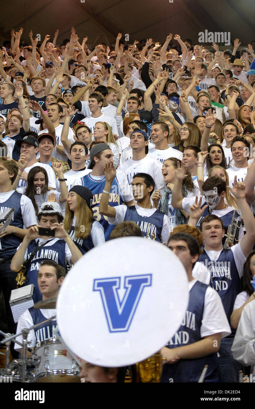 12 février 2011 - Villanova, New York, États-Unis - la Villanova section des élèves avant le début du jeu. Dans une grande bataille de l'est # 9 # 4 Pittsburgh mène Villanova à mi 27-23, dans un jeu qui se joue à l'Pavillion de Villanova, Mississippi (crédit Image : © Mike Southcreek human life by Sylvester Graham/global/ZUMAPRESS.com) Banque D'Images