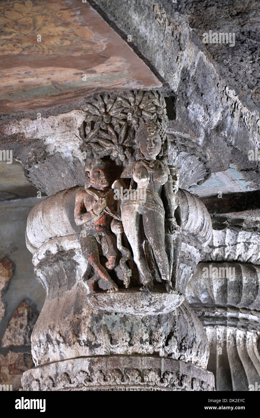 La grotte 1 : Support figure féminine sur antichambre pilier accompagné d'un homme standard. Grottes d'Ajanta, Aurangabad, Maharashtra Banque D'Images