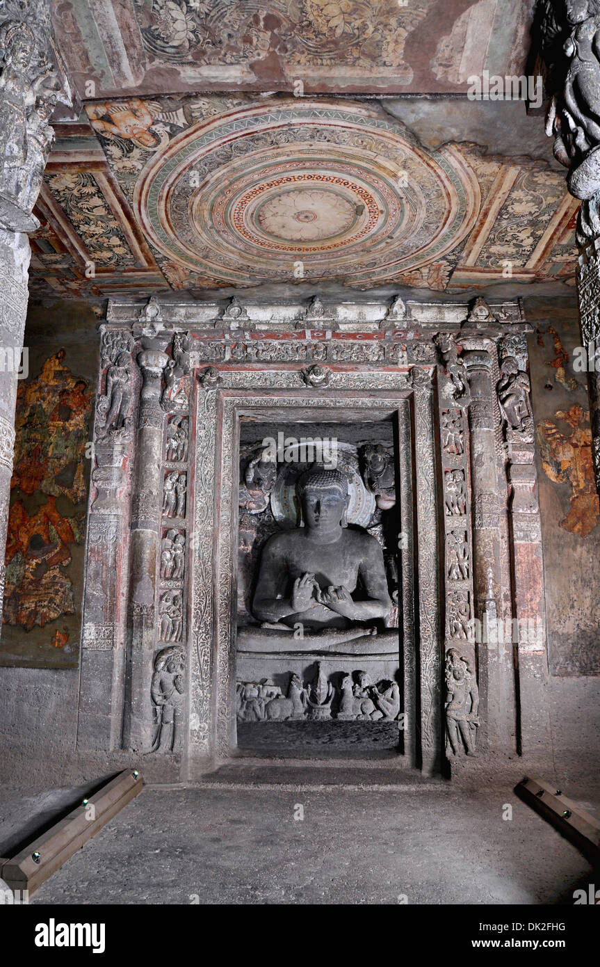 La grotte 1 : Sanctum - dans l'enseignement de Bouddha. Grottes d'Ajanta, Aurangabad, Maharashtra, Inde Banque D'Images