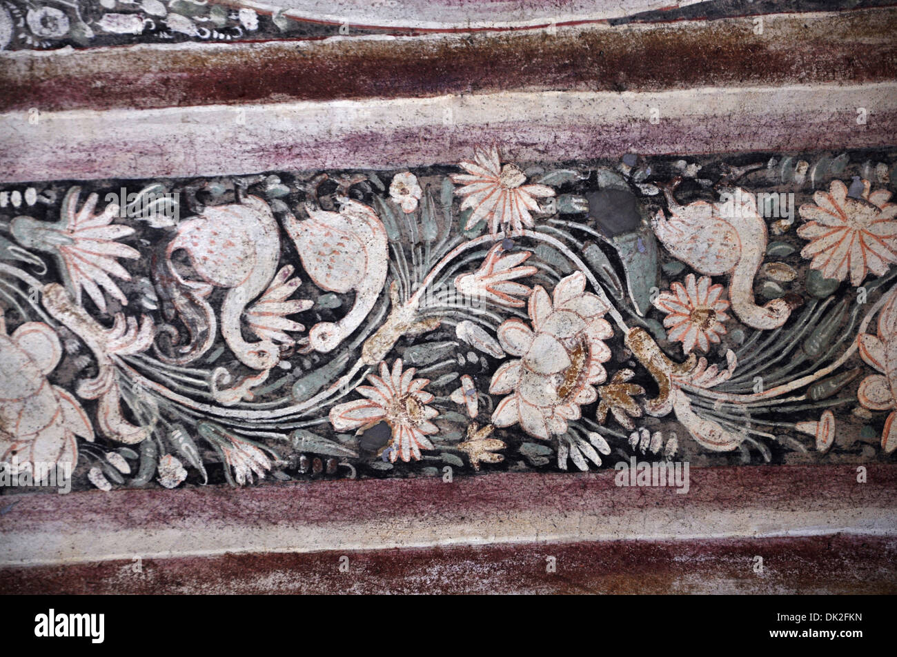 Peinture de plafond avec l'inscription de lotus et d'oies. vers 5e siècle . Grottes d'Ajanta, Aurangabad, Maharashtra, Inde Banque D'Images