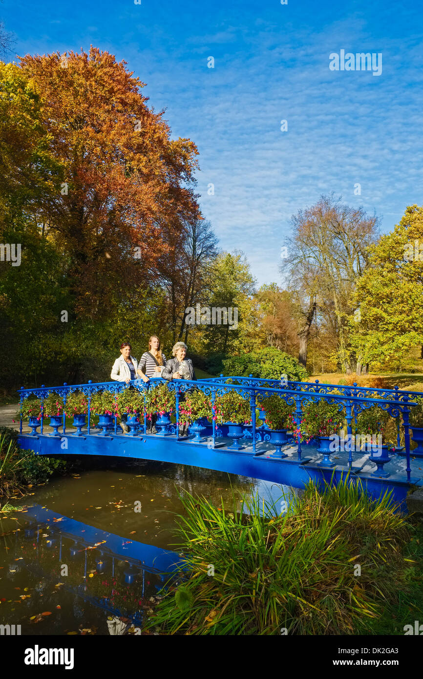 Blue Bridge dans Fuerst-Pueckler-Park, Bad Muskau, Saxonia, Allemagne Banque D'Images