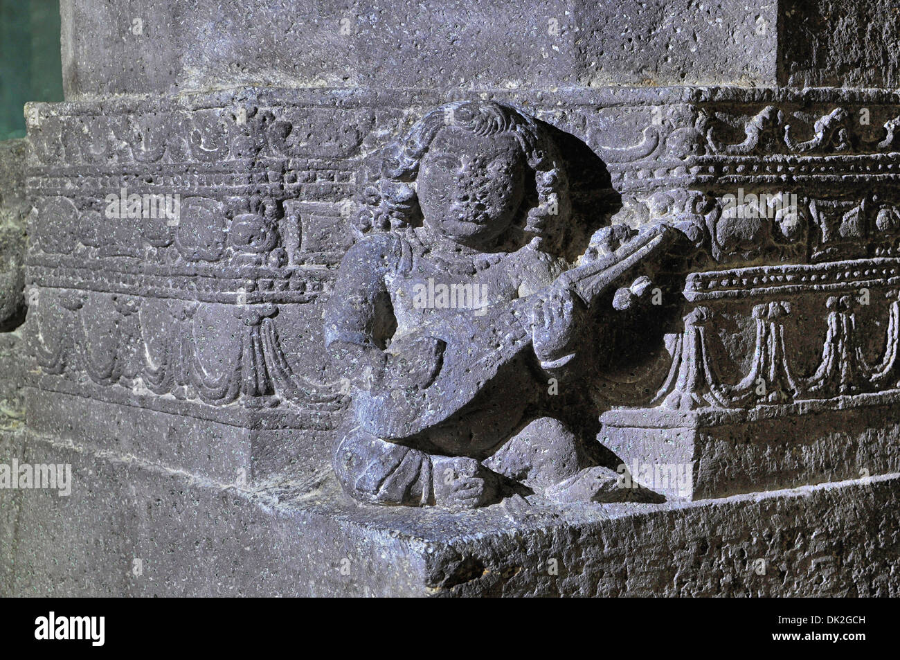 Cave non 4 : nain musicien figure avec des cheveux style pilier proche de l'antichambre salle principale. Grottes d'Ajanta, Aurangabad Banque D'Images