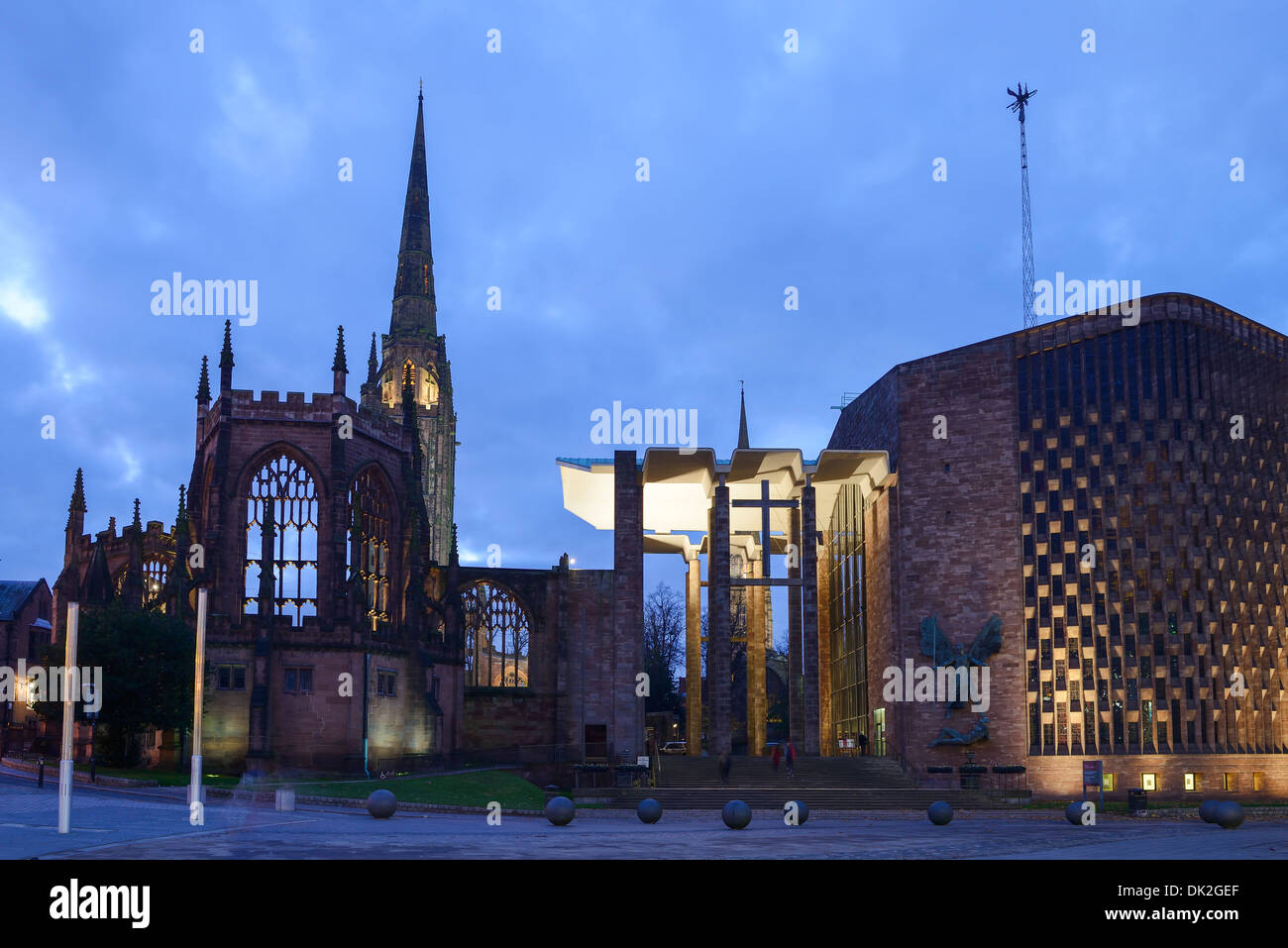 L'ancienne cathédrale de Coventry aux côtés de la nouvelle cathédrale au crépuscule Banque D'Images