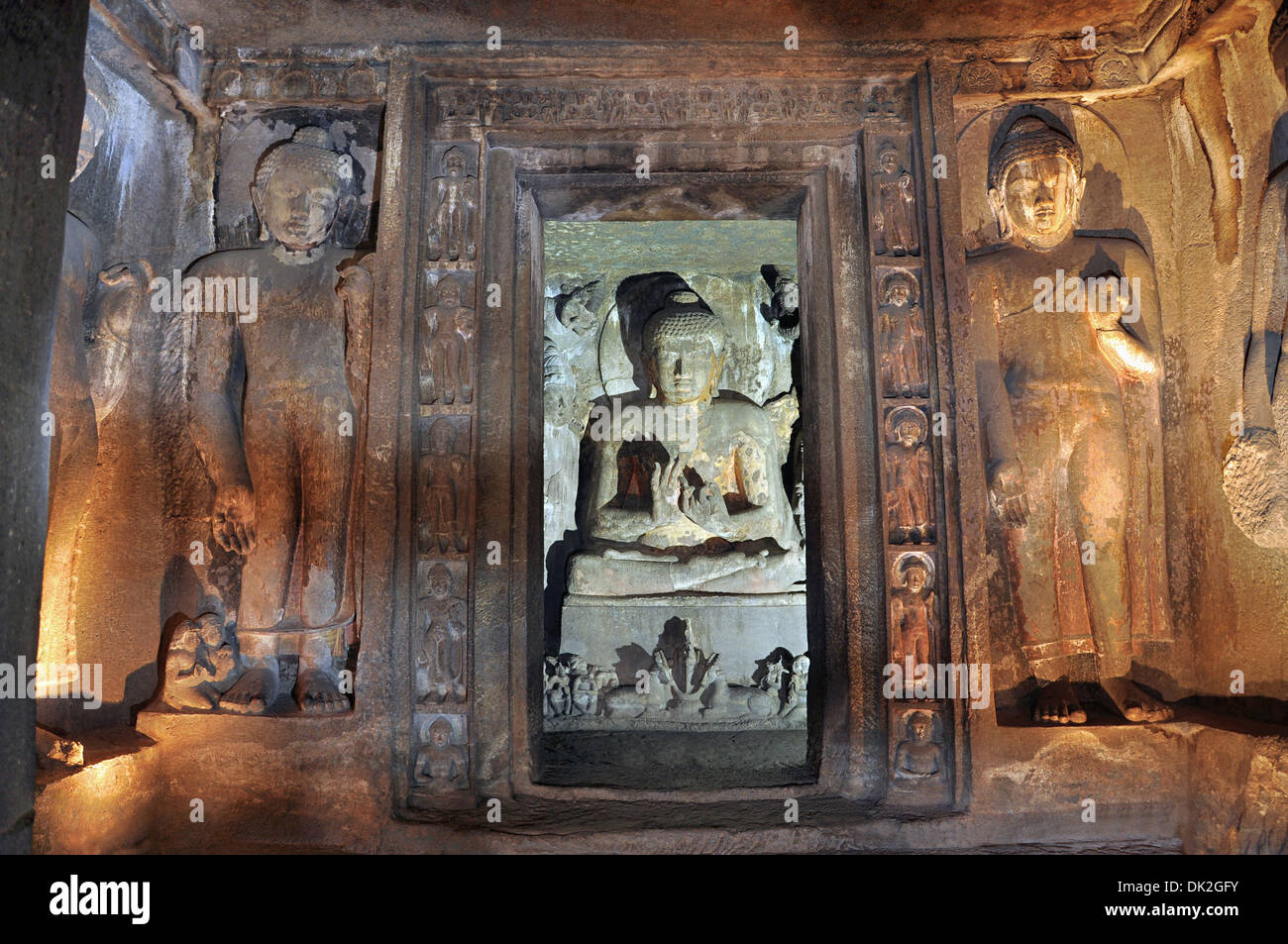 Cave non 4 : Sanctum - dans l'enseignement de Bouddha. Grottes d'Ajanta, Aurangabad, Maharashtra, Inde Banque D'Images