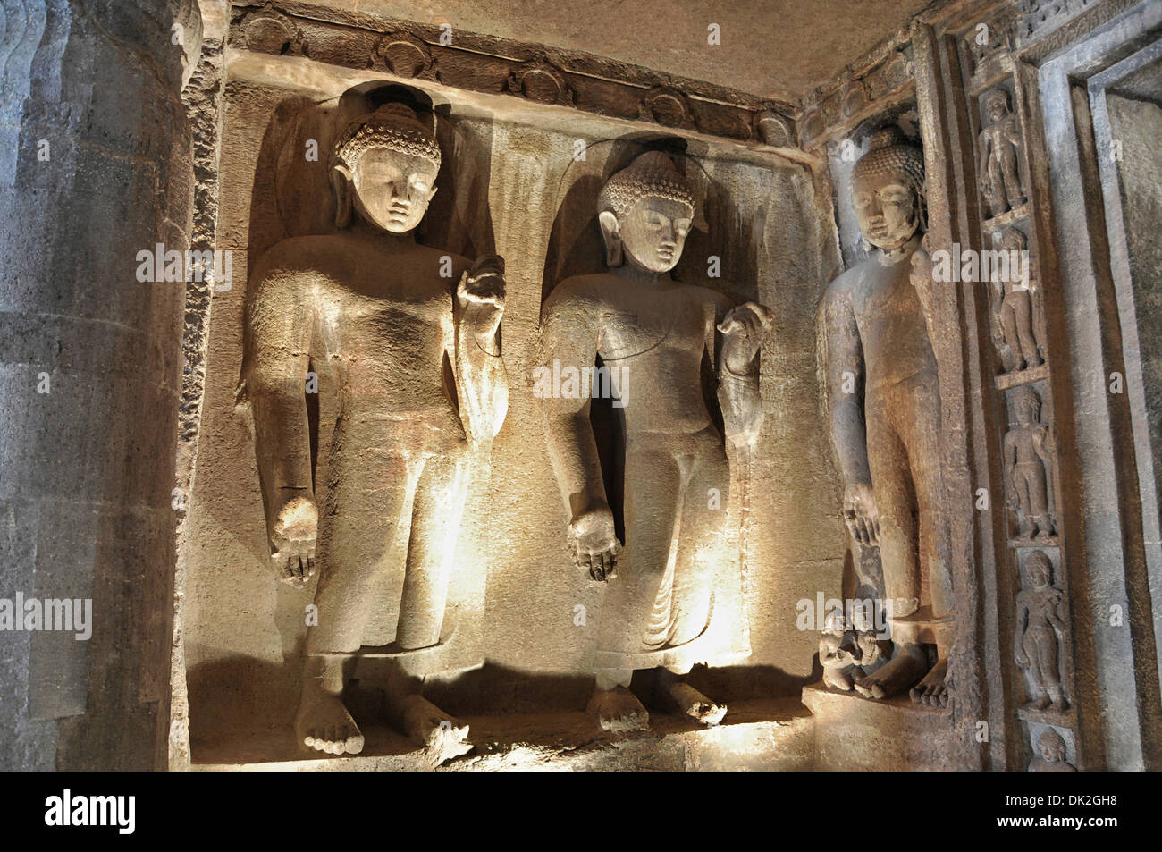 Cave non 4 : Six énormes figures de Bouddha Debout dans l'antichambre. vers 5e siècle de notre ère. Grottes d'Ajanta, Aurangabad, Maharashtra Banque D'Images