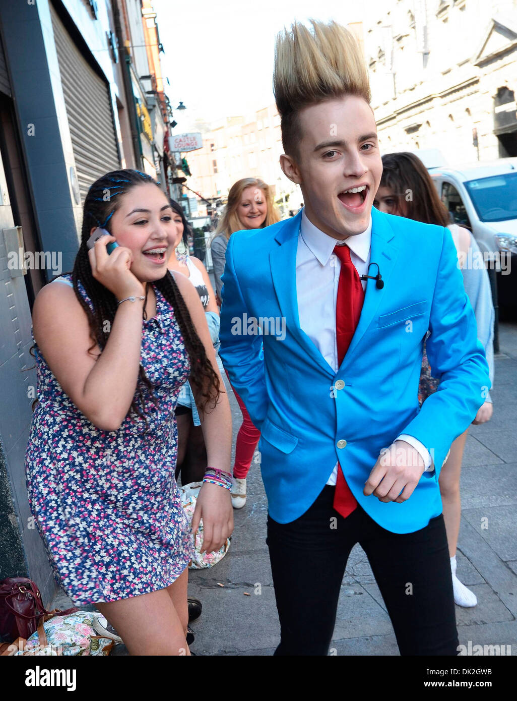 Zoufris maracas twins John et Edward Grimes posent à l'extérieur des studios de Muzu TV sur South Williams Street et entrer dans un jeu de sauter avec Banque D'Images