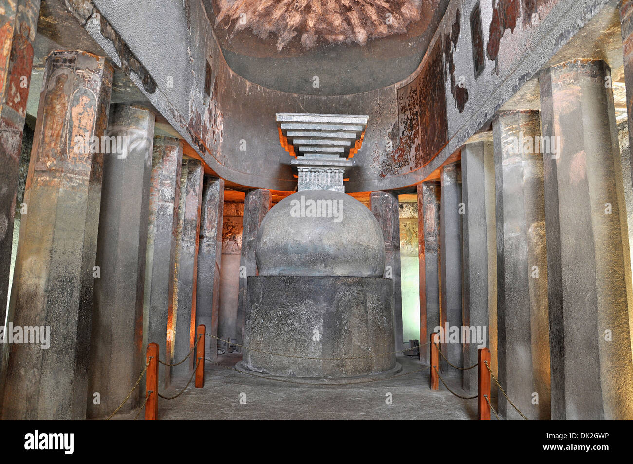 9 : Grotte de Stupa sur un amas globulaire base cylindrique. Grottes d'Ajanta, Aurangabad, Maharashtra, Inde Banque D'Images