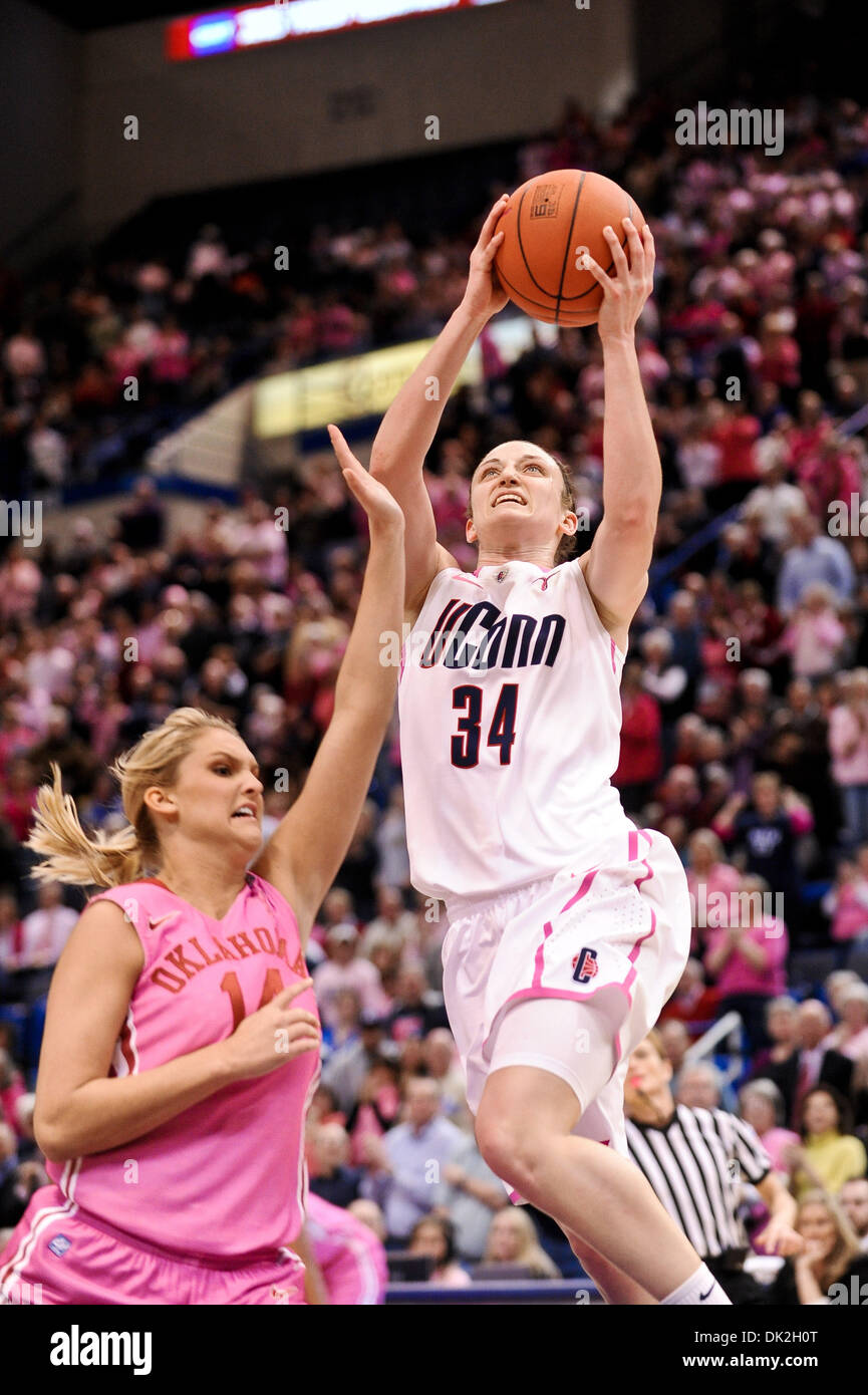 14 février 2011 - Hartford, Connecticut, United States of America - Connecticut G Kelly Faris (34) disques durs dans pour le lay-up. La moitié de la Texas conduit Washington 46 - 18 ans au XL Center. (Crédit Image : © Geoff Bolte/ZUMAPRESS.com) Southcreek/mondial Banque D'Images