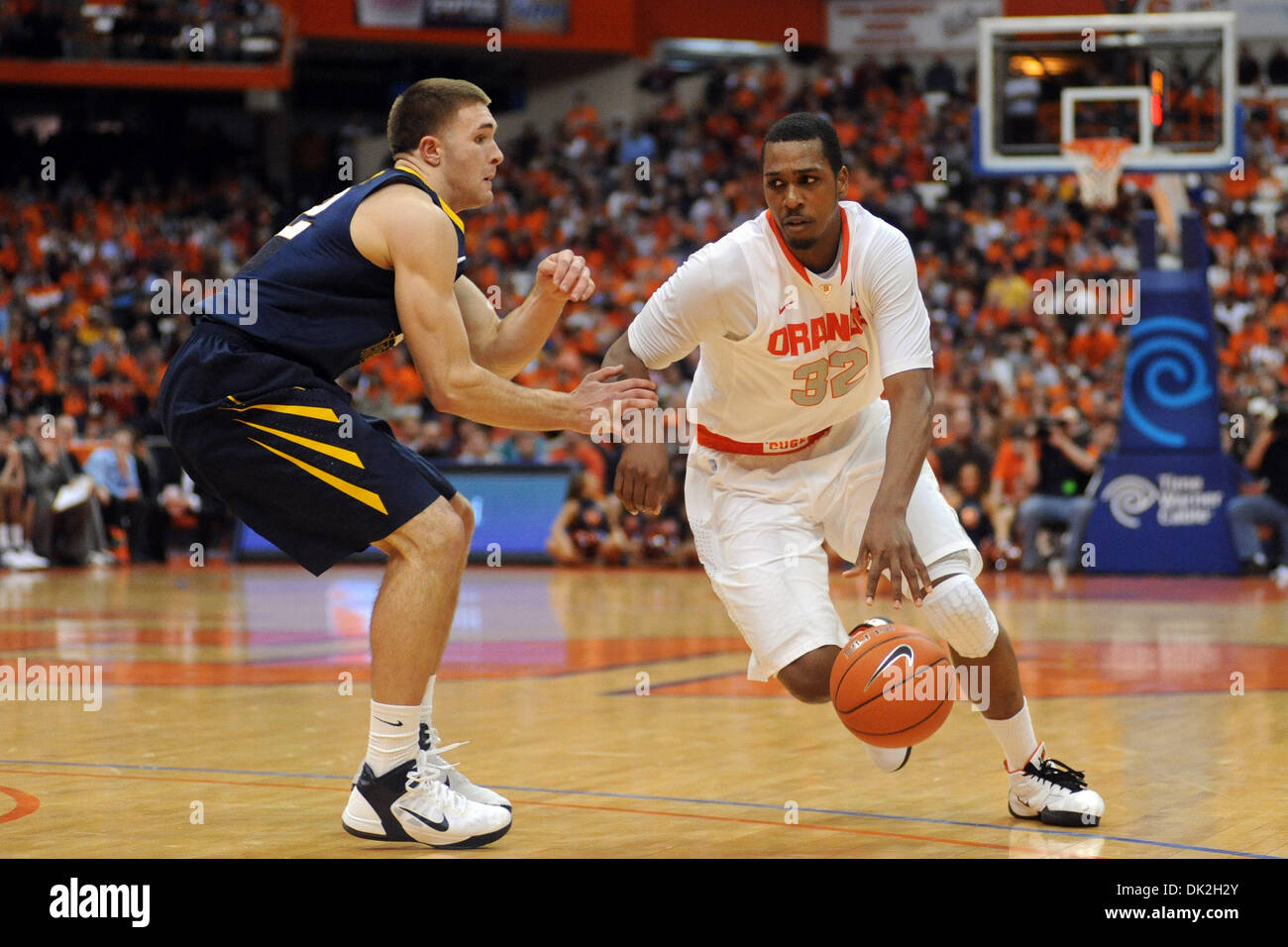 14 février 2011 - Syracuse, New York, United States of America - Syracuse avant Orange Kris Joseph (32) entraîne la voie dans la seconde moitié contre West Virginia Mountaineers guard Dalton Poivre (32). Syracuse défait la West Virginia 63-52 devant 22 669 au Carrier Dome à Syracuse, New York. (crédit Image : © Michael Johnson/ZUMAPRESS.com) Southcreek/mondial Banque D'Images