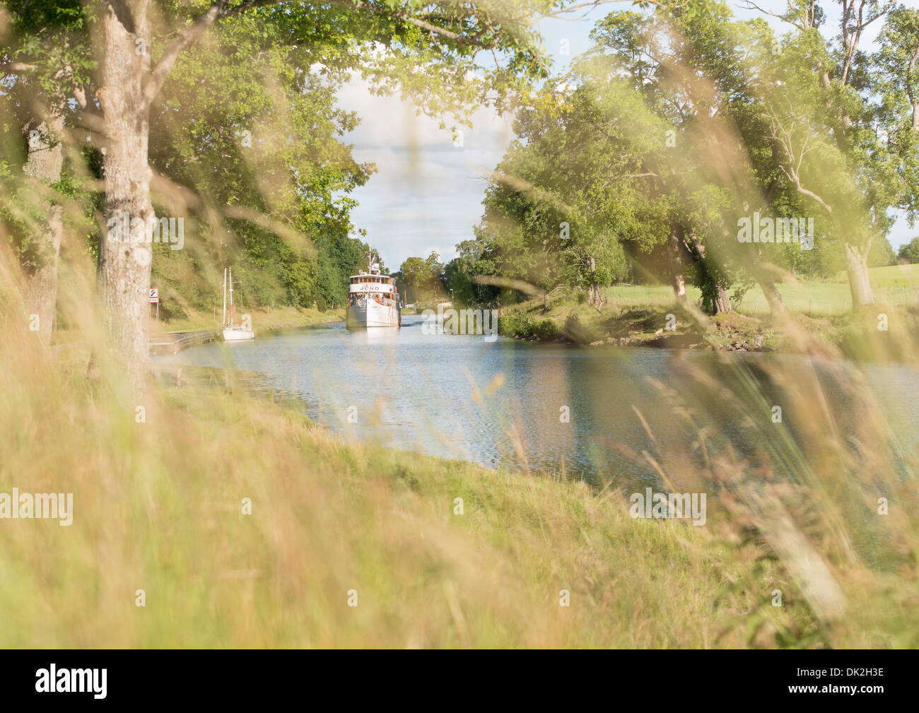 Paysage d'été tranquille. Navire de passagers sur Gota Canal en Suède. Banque D'Images