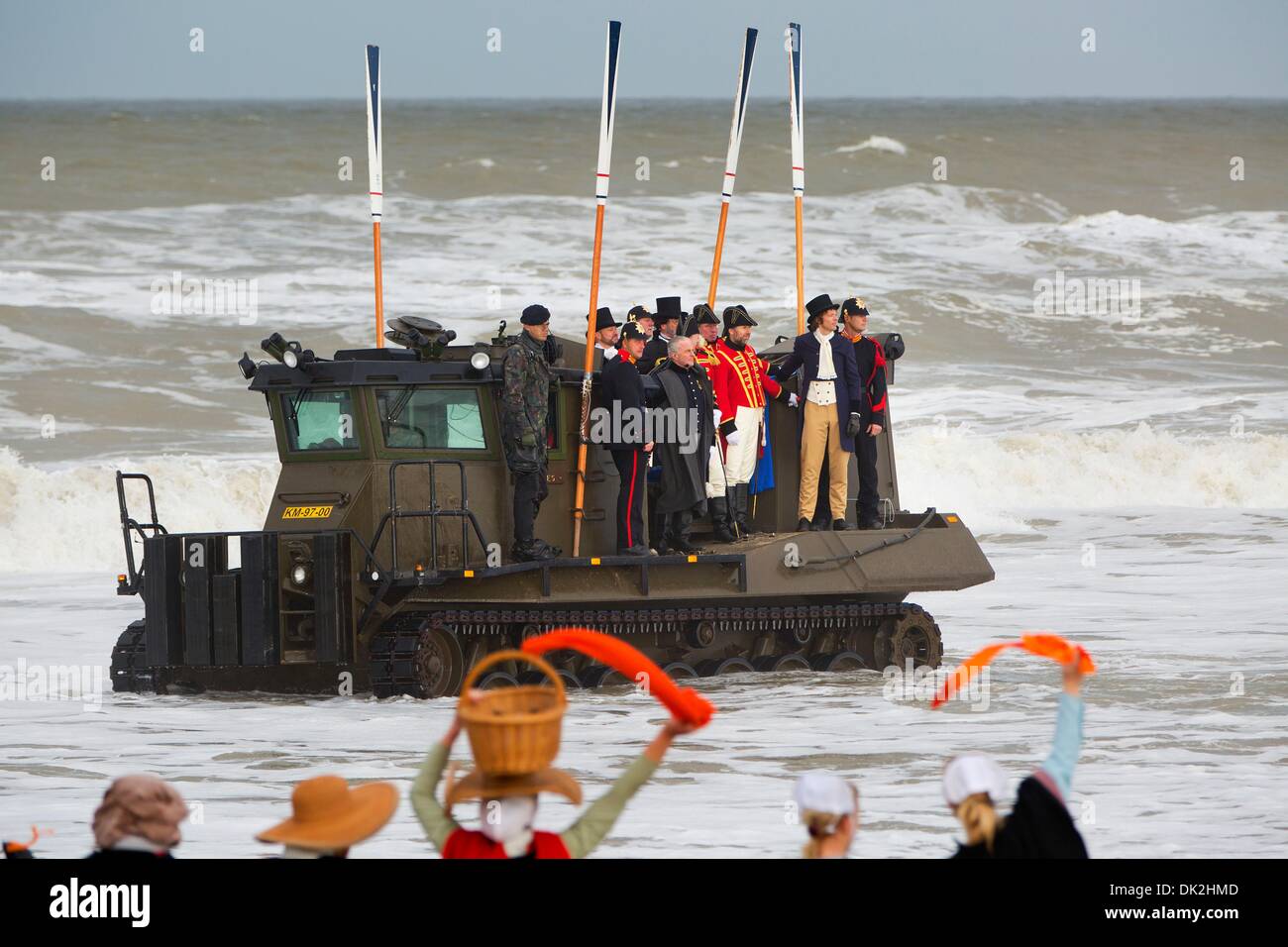 L'acteur néerlandais Huub Stapel habillé en Prince Willem Frederik, qui devint plus tard le roi Guillaume I, effectue au cours de l'historique de la reconstitution à l'atterrissage sur la plage de Scheveningen, durant les célébrations du 200 e anniversaire du Royaume des Pays-Bas, à Scheveningen, Pays-Bas, 30 novembre 2013. William est revenu de son exil en Angleterre comme un héros le 30 novembre 1813. Son atterrissage a marqué l'indépendance des Pays-Bas à partir de l'anglais et le début du Royaume-Uni des Pays-Bas. Photo : Patrick van Katwijk Pays-bas ET LA FRANCE Banque D'Images