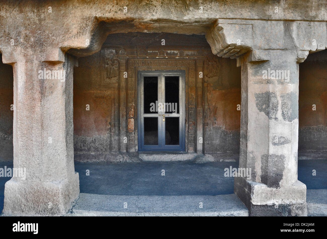 Cave non 5 : Grotte inachevé. Porte de sculptures. Grottes d'Ajanta, Aurangabad, Maharashtra, Inde Banque D'Images