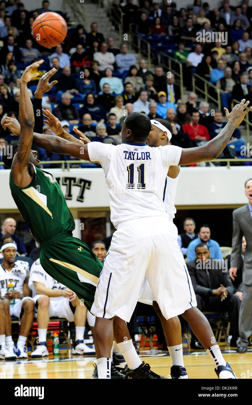 16 février 2011 - Pittsburgh, Pennsylvanie, États-Unis - 16 Février 2011 : Pittsburgh Panthers F Dante Taylor (# 11) défend contre un tir de Floride du Sud dans une action au 1er semestre Petersen Events Center à Pittsburgh en Pennsylvanie. Les défaites de Pittsburgh South Florida 67-55. (Crédit Image : © Paul Lindenfelser/ZUMAPRESS.com) Southcreek/mondial Banque D'Images