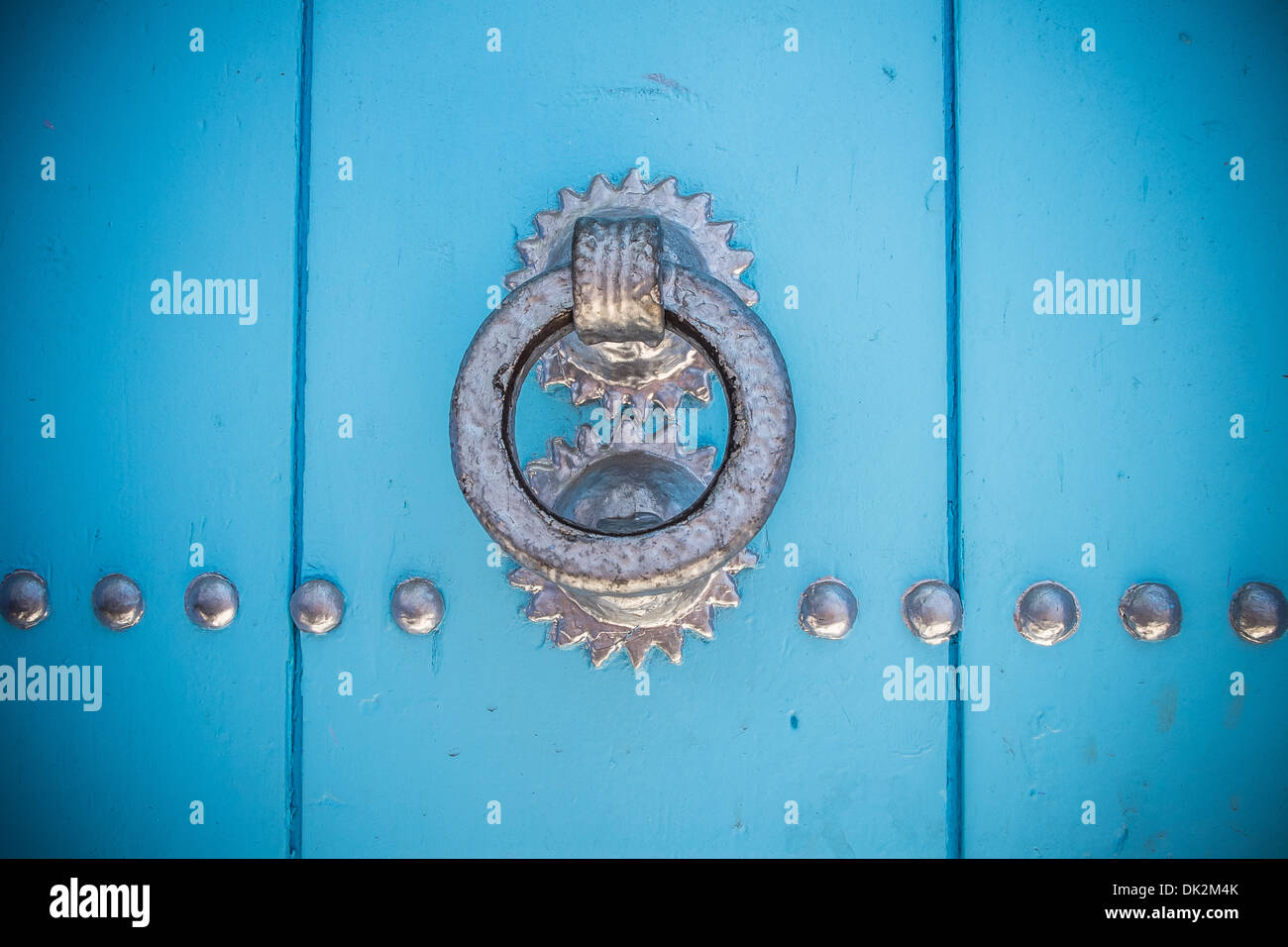 Porte dans la belle bleue médina de Chefchaouen au Maroc Banque D'Images