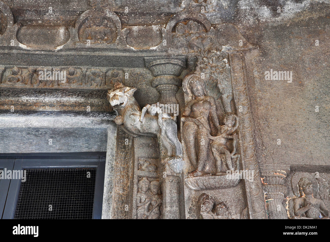 Cave non 4 : Sculpture sur le droit d'entrée de l'arbre montre déesse avec accompagnateur. Grottes d'Ajanta, Aurangabad, Maharashtra, Inde Banque D'Images