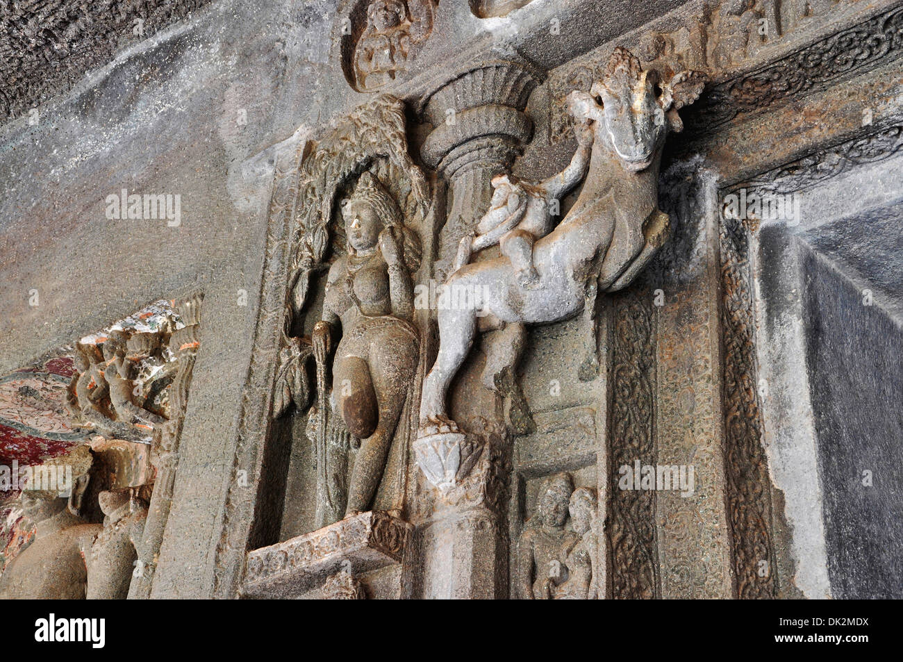 Grotte 4 : porte d'entrée à gauche et droite de la déesse arbre montrant est stylisée figure animale. Grottes d'Ajanta, Aurangabad, Maharashtra Banque D'Images