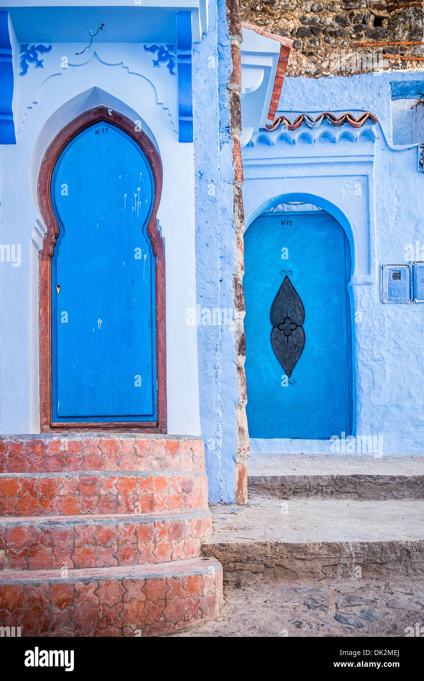 Porte dans la belle bleue médina de Chefchaouen au Maroc Banque D'Images
