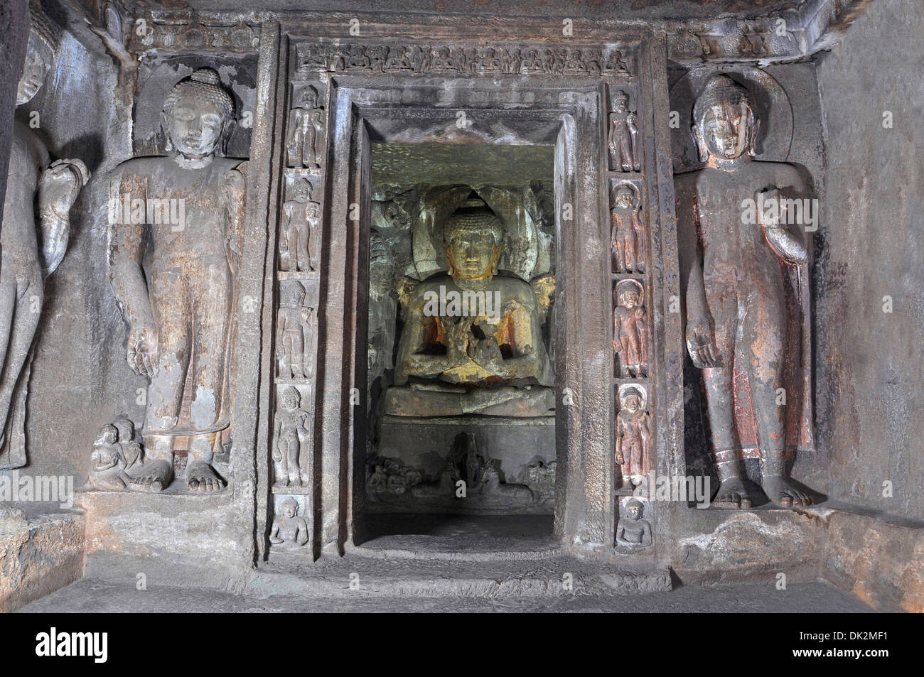 Grotte 4 : Bouddha dans culte avec deux images de Bouddha colossal de chaque côté. Grottes d'Ajanta, Aurangabad, Maharashtra, Inde Banque D'Images