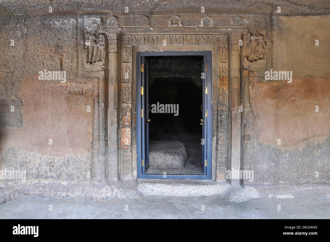Cave non 5 : Grotte inachevé. Porte de sculptures. Grottes d'Ajanta, Aurangabad, Maharashtra, Inde Banque D'Images
