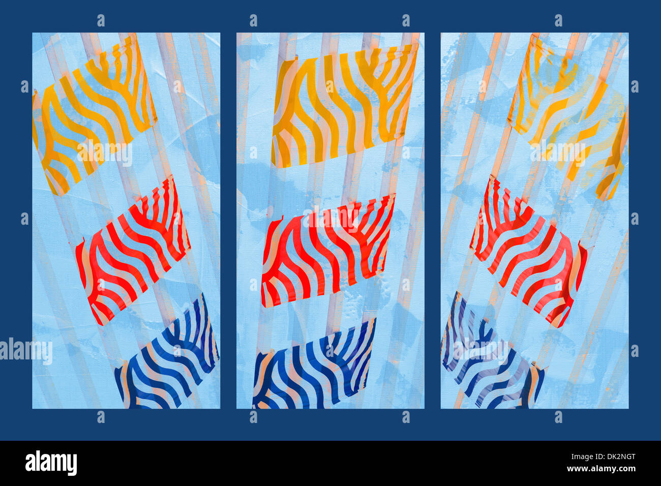 Triptyque le lever du soleil. Trois photos de bannières de bleu, rouge et jaune s'étendait sur quelques poutres apparentes. Toile bleu marine. Banque D'Images