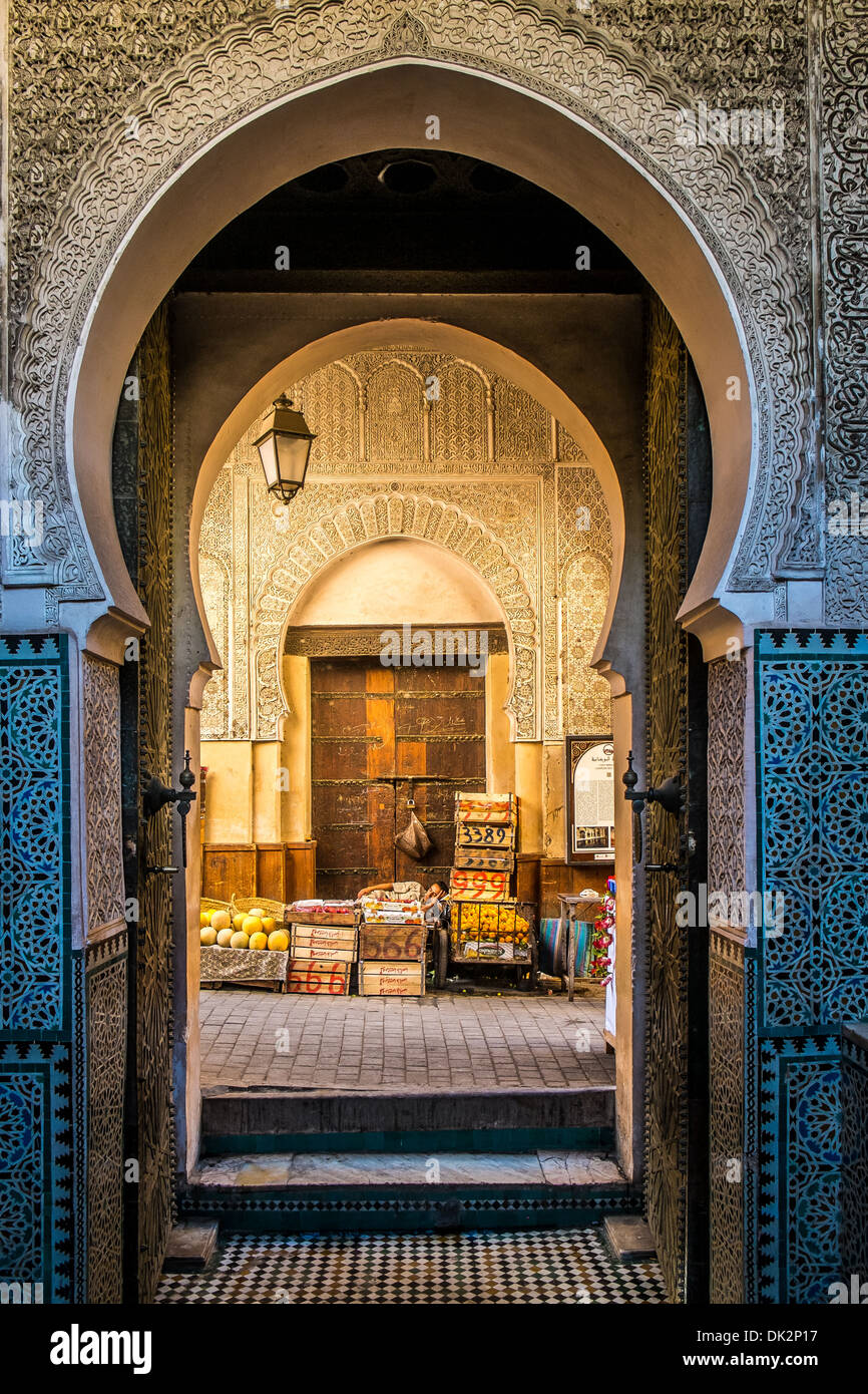 Fes, porte marocaine typique de l'ancienne médina Banque D'Images