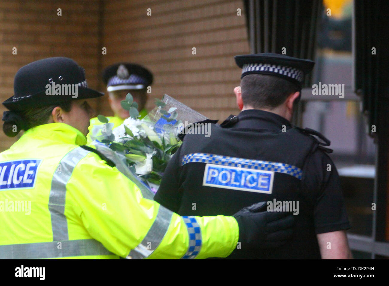 Glasgow, Ecosse, Royaume-Uni. 2e décembre 2013. Un agent de police locale Ecosse rend hommage aux collègues décédés et est réconforté par un de leurs collègues qui travaillent à l'scerne. Credit : ALAN OLIVER/Alamy Live News Banque D'Images