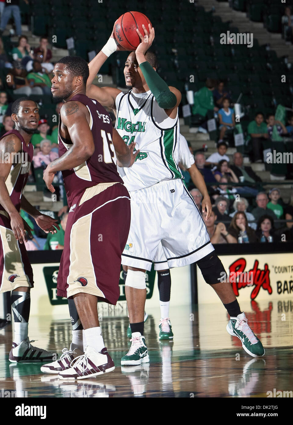 19 février 2011 - Denton, Texas, United States of America - North Texas Mean Green avant Kedrick Hogans (24) et University of Louisiana at Monroe avant Warhawks Tommie Sykes (13) en action au cours de la jeu de basket-ball de NCAA entre l'Université de Louisiane à Monroe Warhawks et l'université de North Texas Mean Green au Texas du nord,le Super Pit Coliseum, de Denton, Texas Banque D'Images