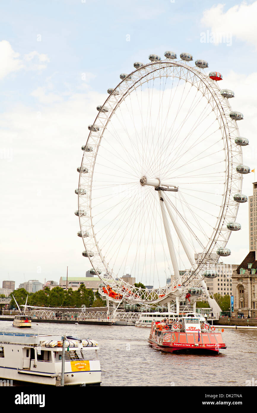 Bateaux sur la rivière Thames, en face de la grande roue London Eye, Londres, Angleterre, Royaume-Uni Banque D'Images