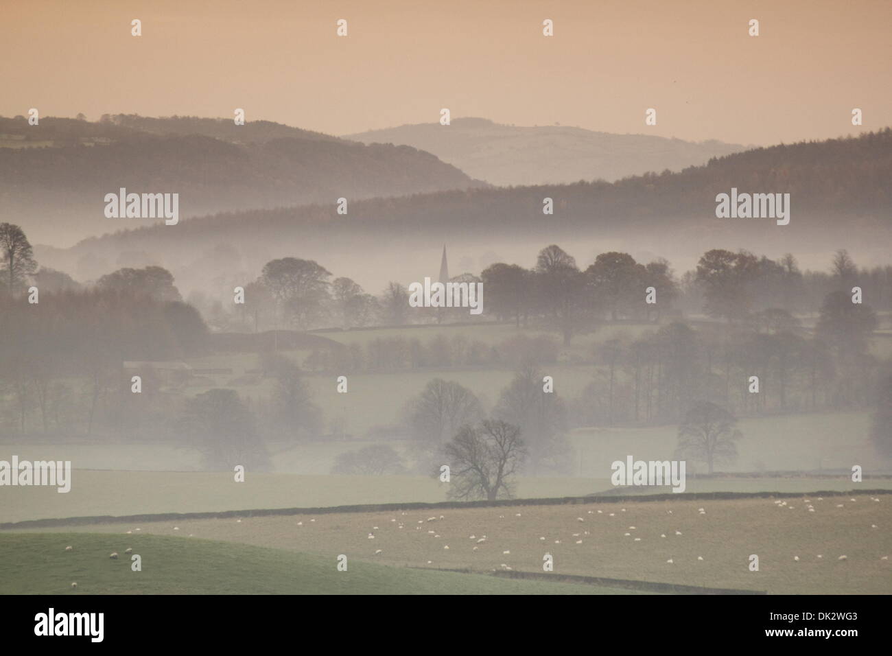 St Pierre de Rendeux village sur le domaine de Chatsworth émerge à travers le brouillard de faible altitude comme elle de toutes les Derwent Valley près de Buxton, parc national de Peak District, Derbyshire, Angleterre, Royaume-Uni - tôt le matin. Banque D'Images