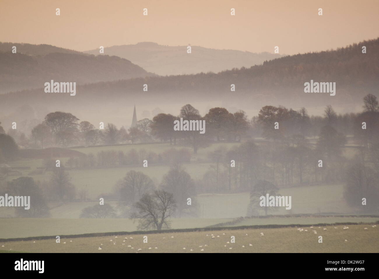 St Pierre de Rendeux village sur le domaine de Chatsworth émerge à travers le brouillard de faible altitude comme elle de toutes les Derwent Valley près de Buxton, parc national de Peak District, Derbyshire, Angleterre, Royaume-Uni - tôt le matin. Banque D'Images