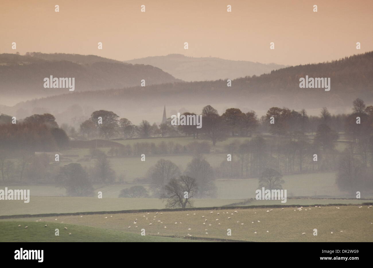 Matin brumeux dans le Peak District, Derbyshire donnant sur Rendeux village sur le domaine de Chatsworth Banque D'Images