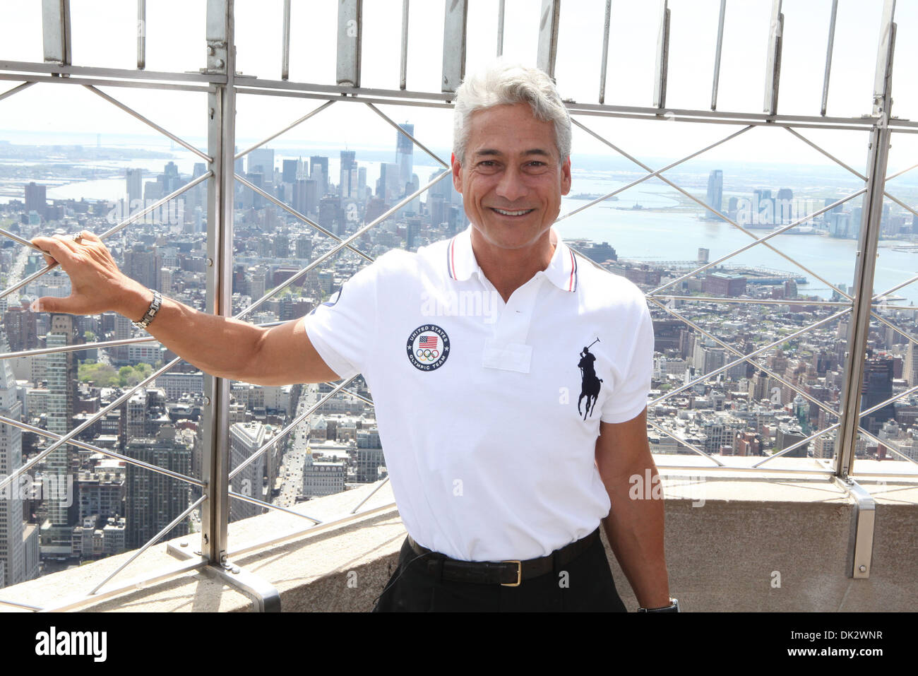 Le médaillé d'or olympique Greg Louganis visites Empire State Building pour marquer 100 Compte à rebours pour les Jeux Olympiques de 2012 à Londres par Banque D'Images