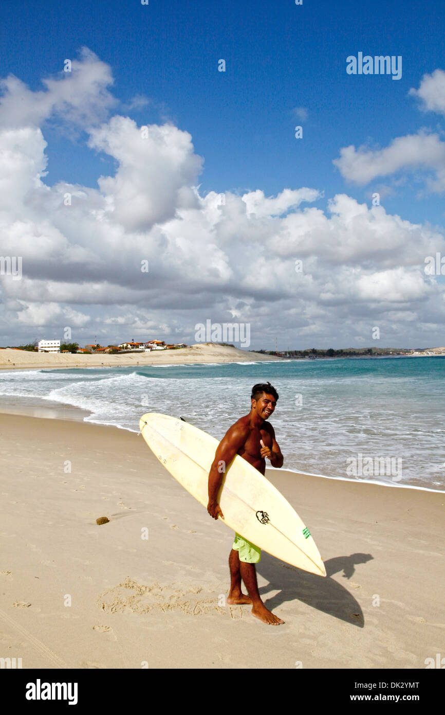 Surfer sur la plage de Iguape, district de Fortaleza, Brésil. Banque D'Images