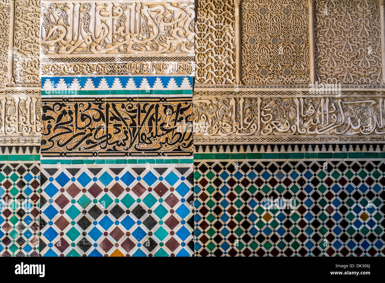 Beaux carreaux typiquement marocain dans la medrassa Banque D'Images