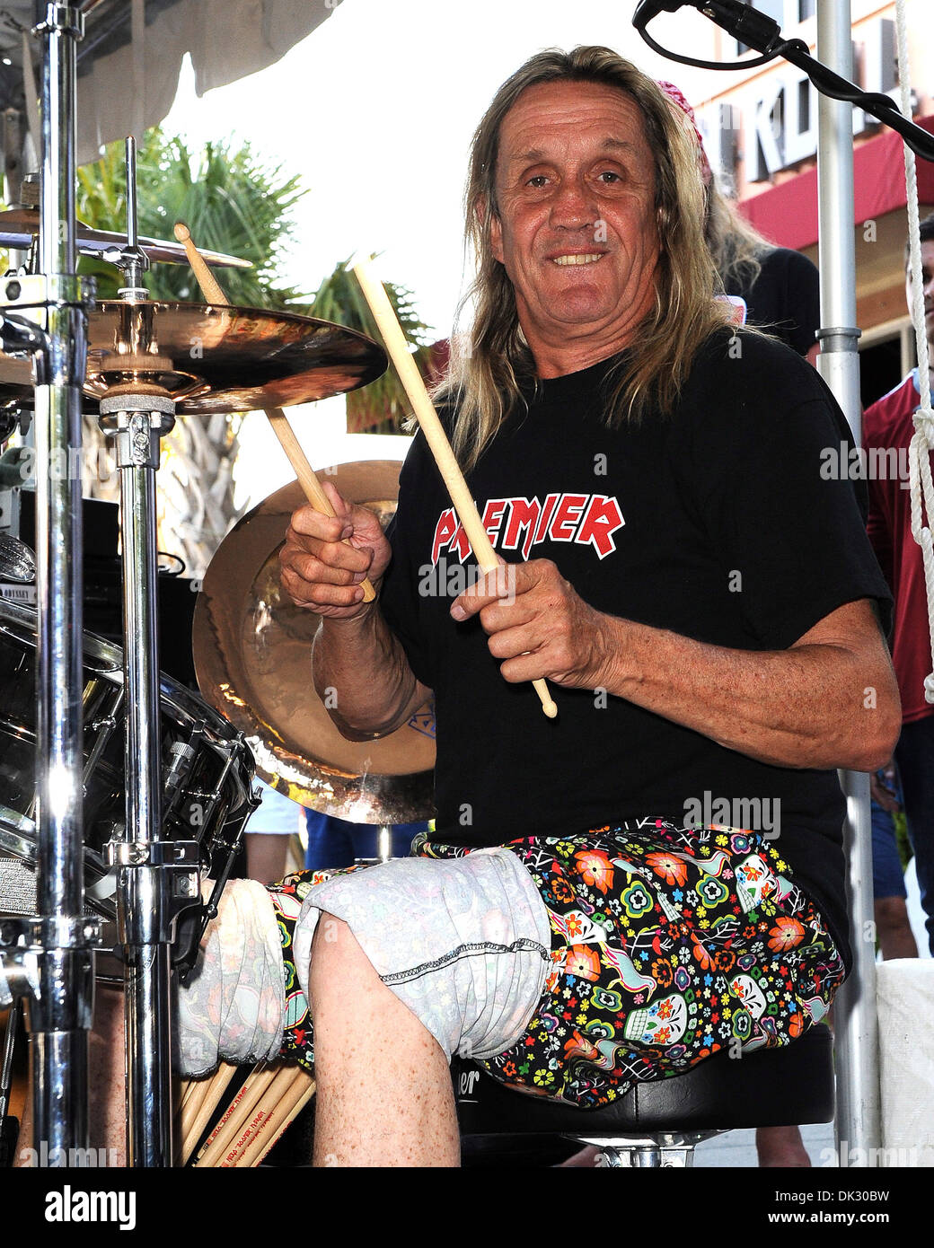 Nicko McBrain d'Iron Maiden effectue pendant sa partie au revoir avant  d'Iron Maiden's American Tour à son restaurant Rock et Photo Stock - Alamy