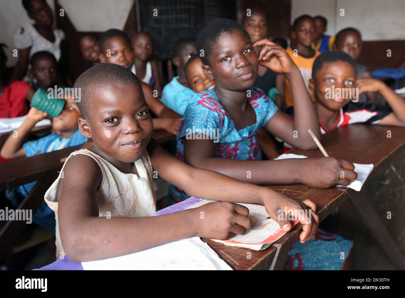 Les enfants dans une salle de classe d'accueil de la paix, une école bénévole géré par l'église catholique. Township Agbogbloshie, Accra, l'Afrique de l'Ouest Banque D'Images