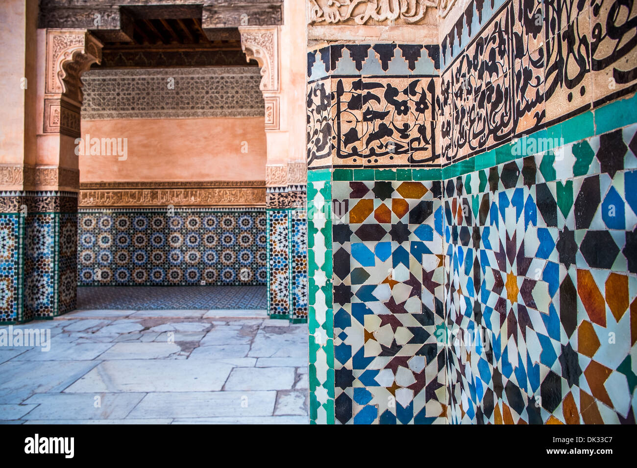 Beaux carreaux typiquement marocain dans la medrassa Banque D'Images