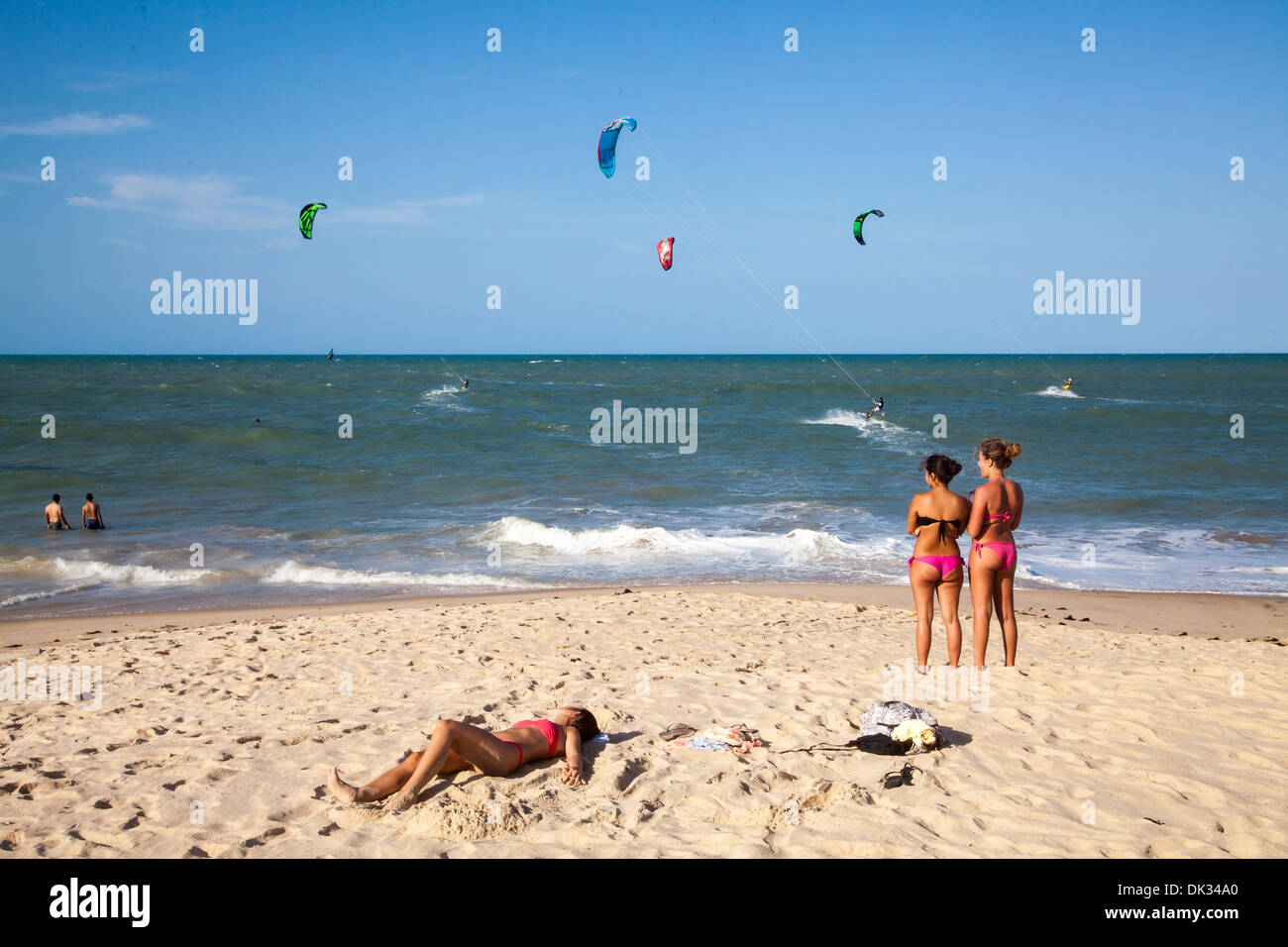 Kite surfeurs et vue sur la plage de Cumbuco, district de Fortaleza, Brésil. Banque D'Images