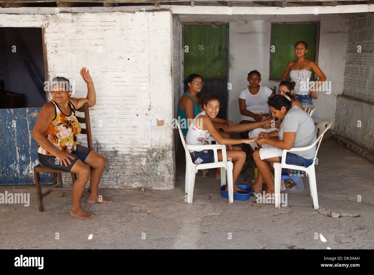 Les femmes locales faisant leurs ongles dans la chambre de l'ombre,  Cumbuco, district de Fortaleza, Brésil Photo Stock - Alamy